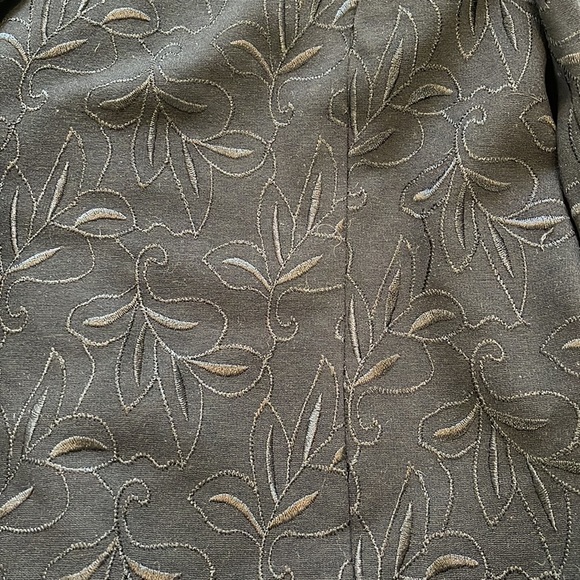 Kate Hill women’s black 3 button blazer with embroiled flower design size 2X - Picture 3 of 12